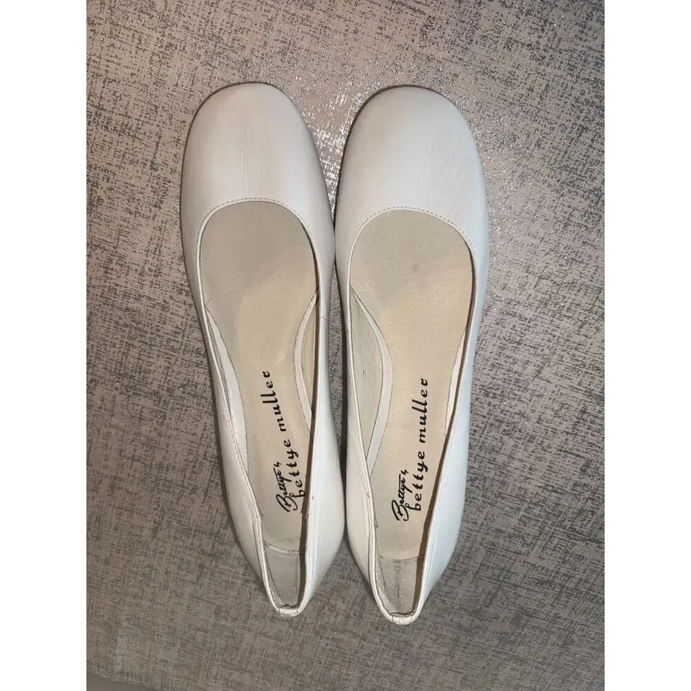 Bettye Muller White Leather Block Heel Pumps - Picture 13 of 13